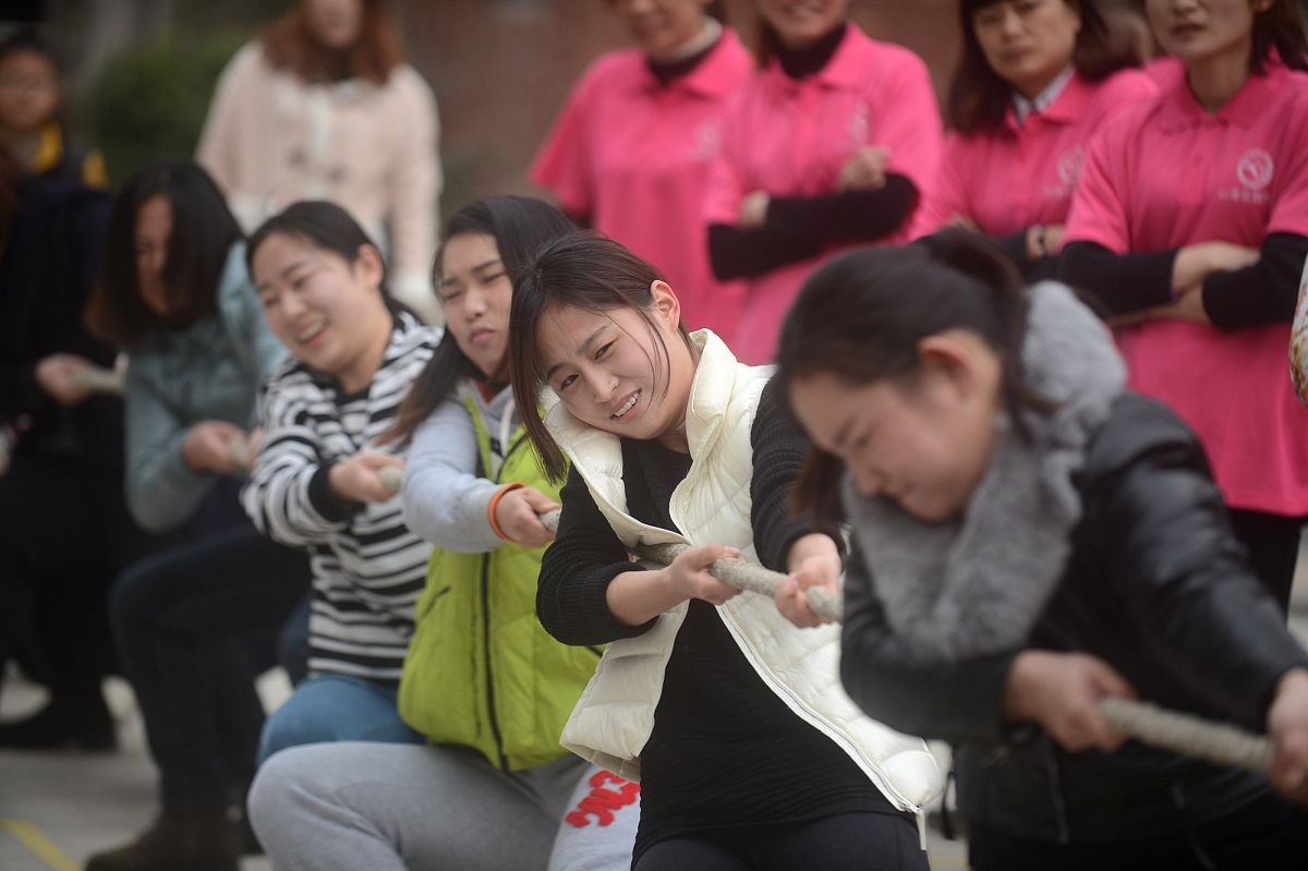 扬州市媒体曝光求助热线电话是多少？老百姓有困难怎么办？回答必须在1000字左右的文章