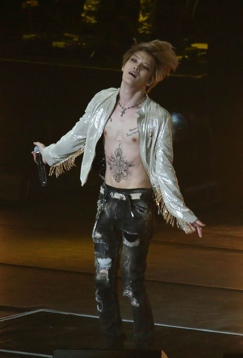 金在中唱歌为什么喜欢前俯后仰的回答加拓展