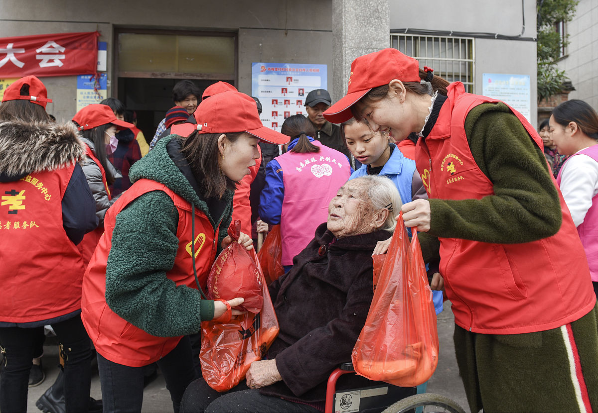 2020年12月5日,浙江金华,志愿者给40多名老年人免费提供中药泡脚,修脚