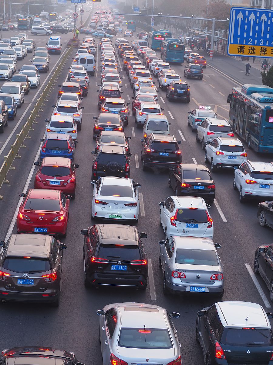 堵车能不能根据时间限行比如早晚高峰禁止开私家车要开就交交通费交通费用来改善交通？