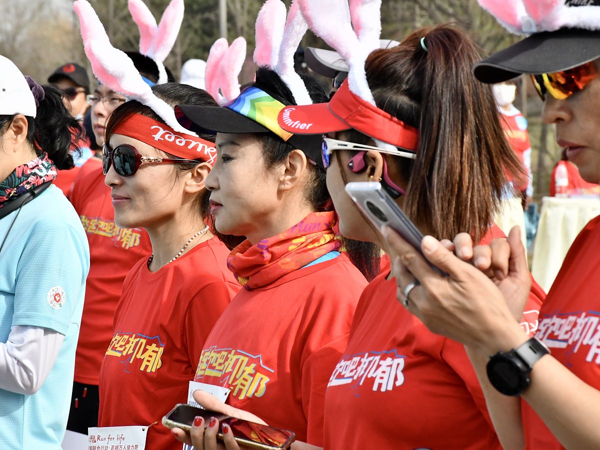 2021年3月30日,北京,世界双相情感障碍日,随着阵阵发令枪响,活动参与