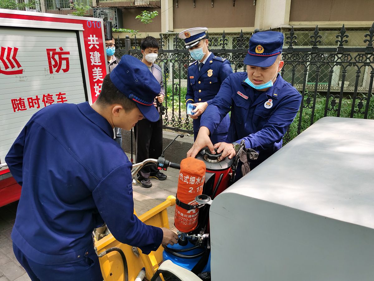 写一篇工作总结一．客运站外部交通整改4名巡逻保安每天12小时盯防违停改善二． 经消防大队检查提出的问题做出整改现客运、新港码头、冷链物流整体消防设施基本好用保障了公司消防安全。三． 港口设施保安方面保安日常巡逻发现并维修了三处港区围挡对于老码头有渔民私自翻越进入港区四． 协调渔政管理部门对影响港区作业渔船进行驱离清理。五．下达了入港人员必须佩戴人员通行证要求