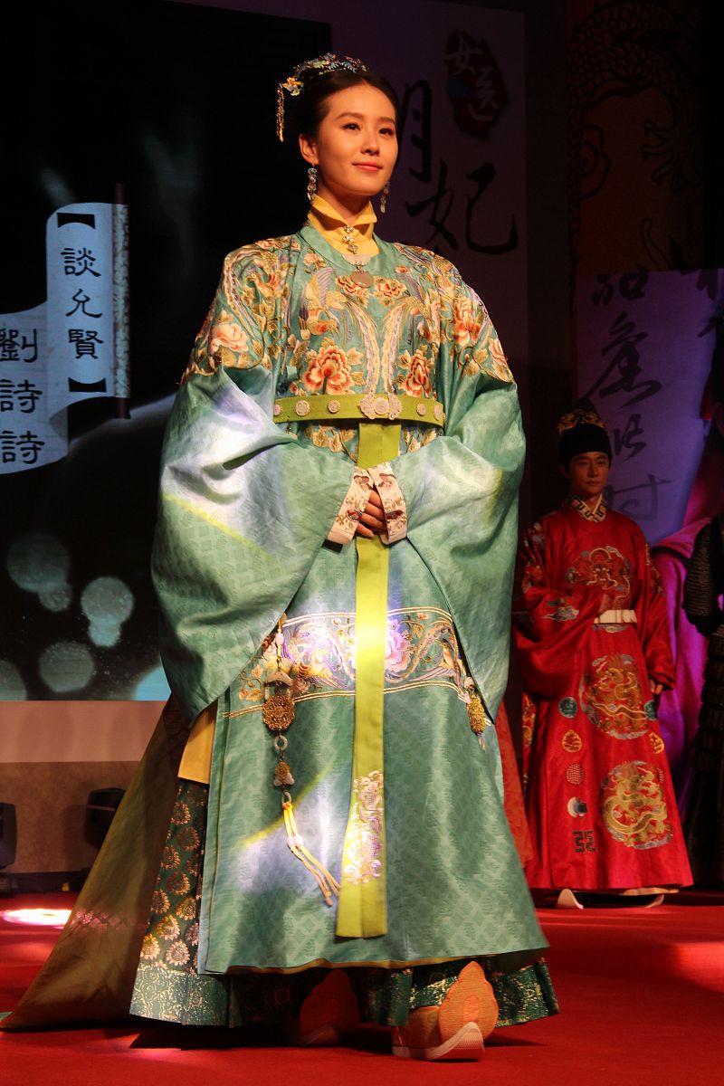 以看山村少年获得神秘光团后如何一步步走上巅峰为主题写一篇长篇小说