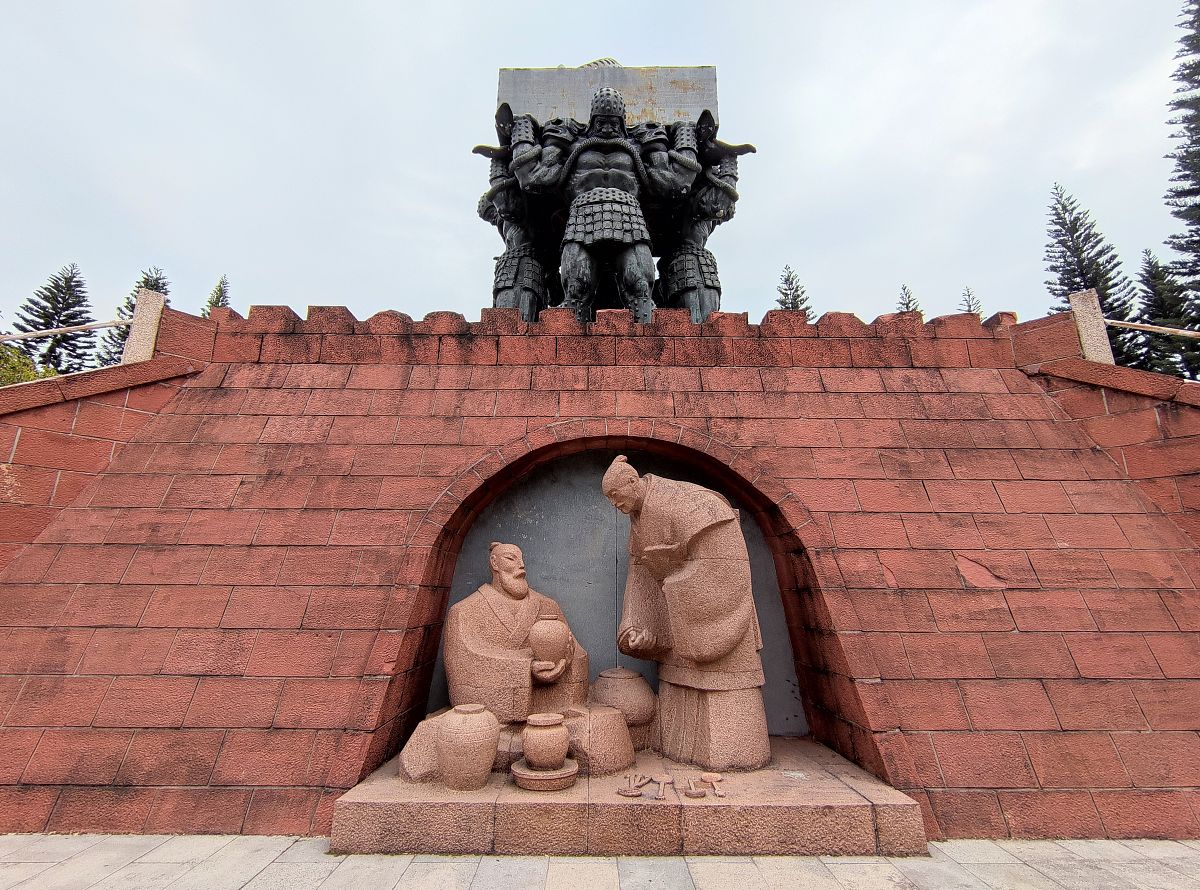 石像上还坐着一位威风凛凛将军将军带着千军万马犹如潮水一般涌来让人仿佛置身于古战场中 美化这段话使逻辑更合理