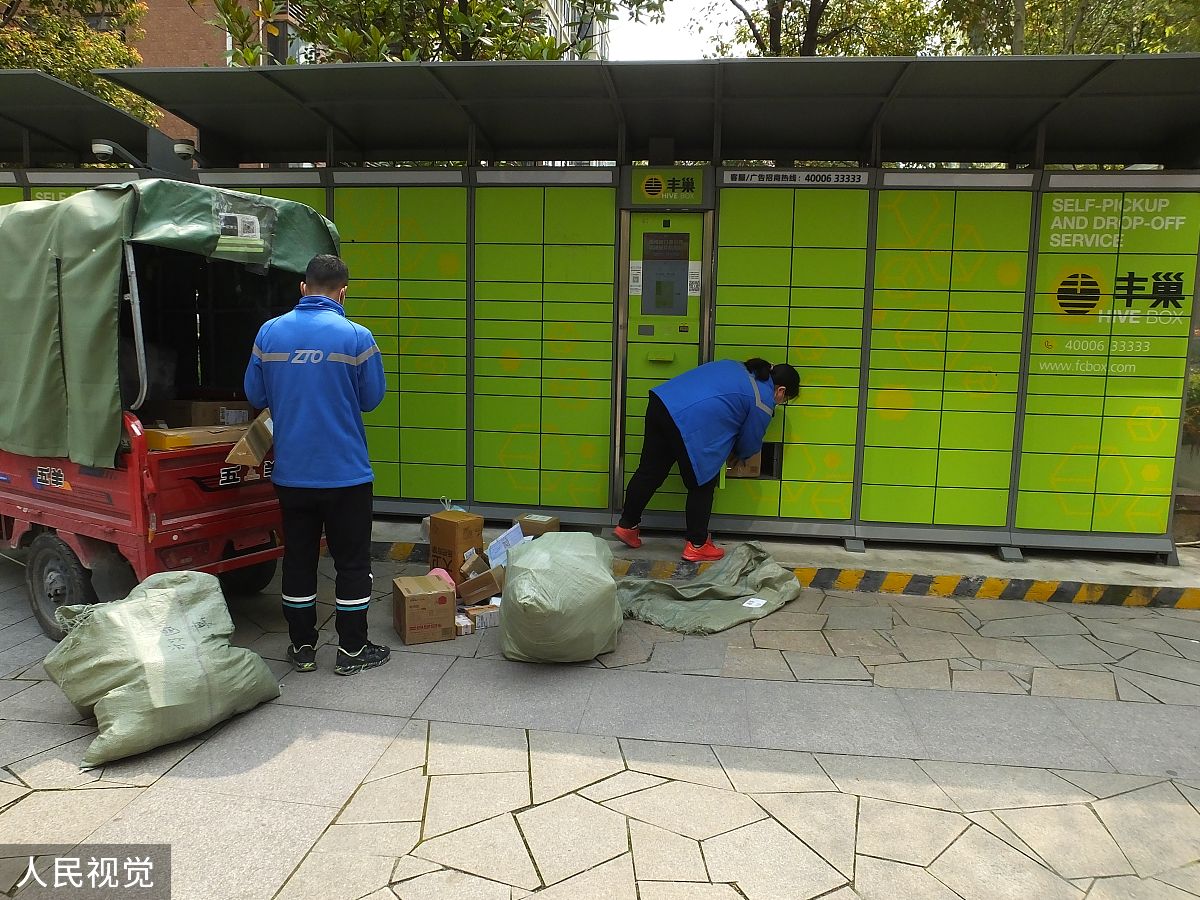 根据调查问卷得出的结果，87.96%消费者认为A公司改善物流的包装、仓储环节能够促进绿色物流的发展，70.37%消费者认为A公司改善物流的运输方式环节能够促进绿色物流的发展，53.7%消费者认为A公司改善物流的采购环节能够促进绿色物流的发展，37.96%消费者认为A公司改善物流的中转站的分布的环节能够促进绿色物流的发展