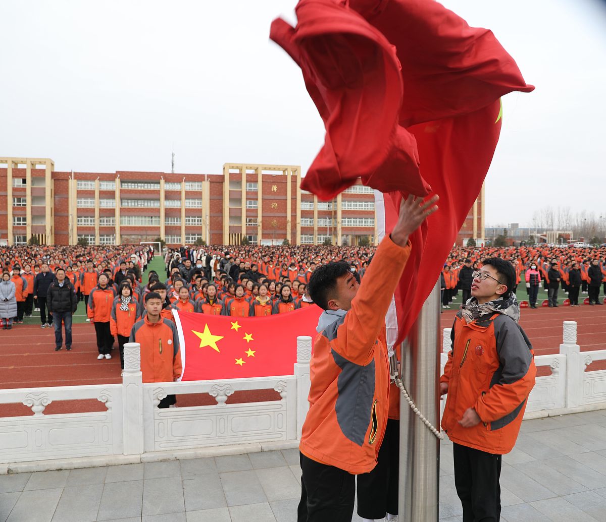 庄重神圣！开学军训升旗仪式，迎接新生