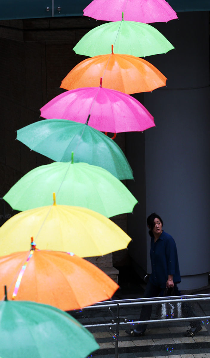 当地时间2013年5月27日,韩国首尔,雨天,街头挂满各种颜色的雨伞.