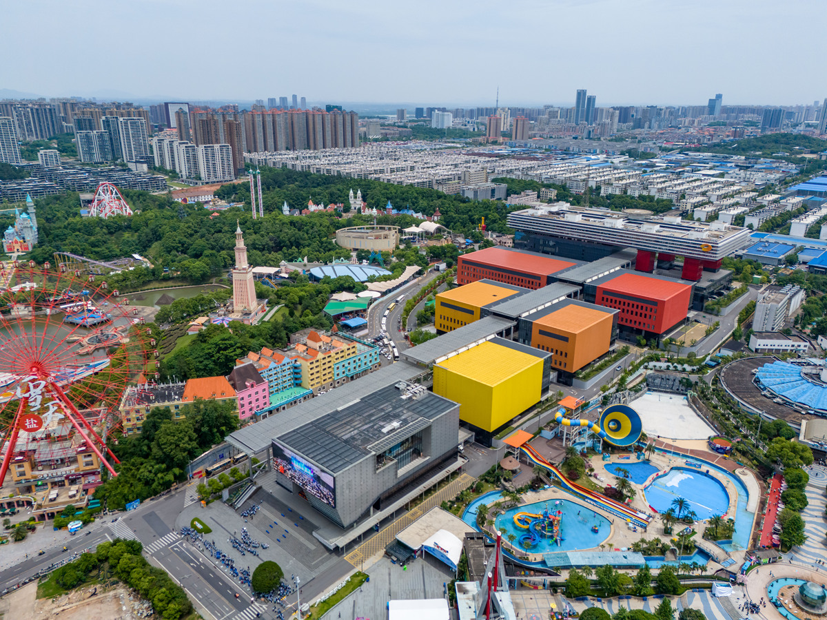 深圳华侨城项目：大型综合性开发项目，文化旅游景区