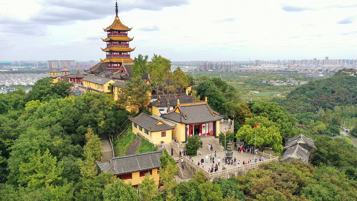 2020年10月7日,众多市民在江苏南通狼山国家森林公园登高游览.