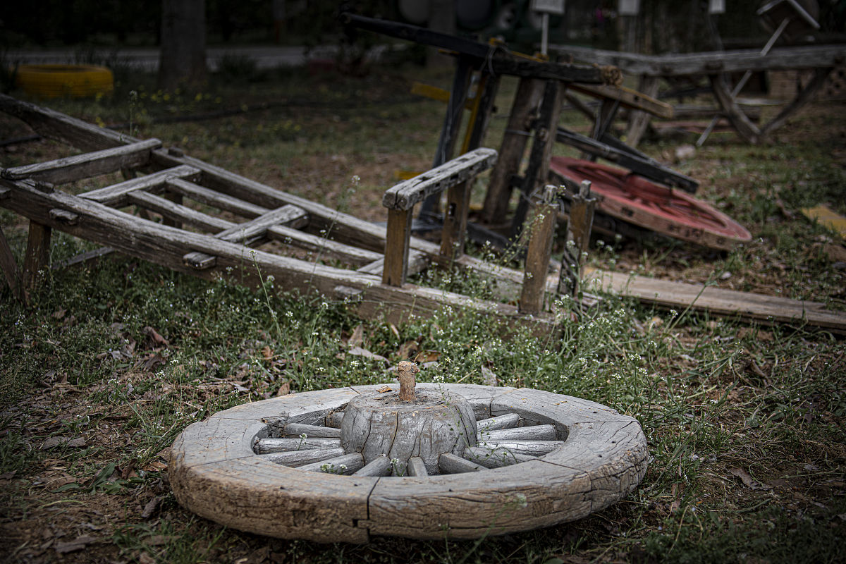 整理编辑下面的文字让它更通顺流畅：他们想洗澡的时候只能先从河里或者井里往家里担水然后燃烧木材来加温