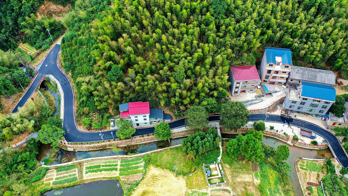 写一个来到南山镇寻找谷雨的视频脚本南山镇的南丹山九道谷碧桂园万亩智慧农业园等