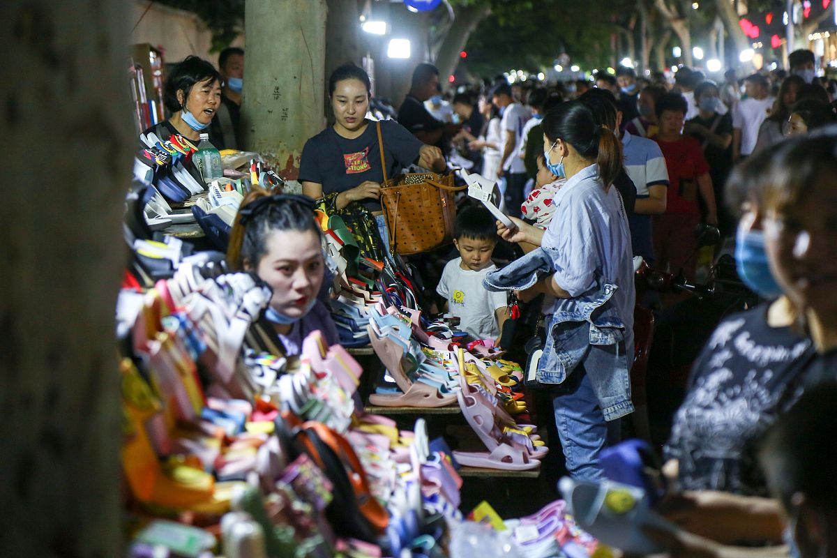 2020年6月1日,郑州健康路夜市复市,前来逛街的市民熙来攘往,而商户则