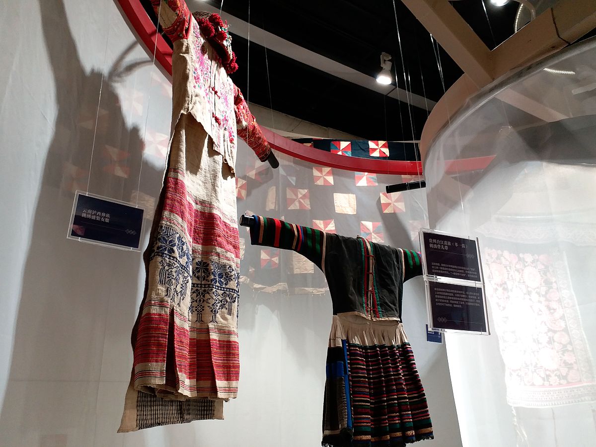 Go Fire智能服装管理平台--融合少数民族及非遗元素进行原创衣物设计以及自有衣物管理的平台进行名字的优化