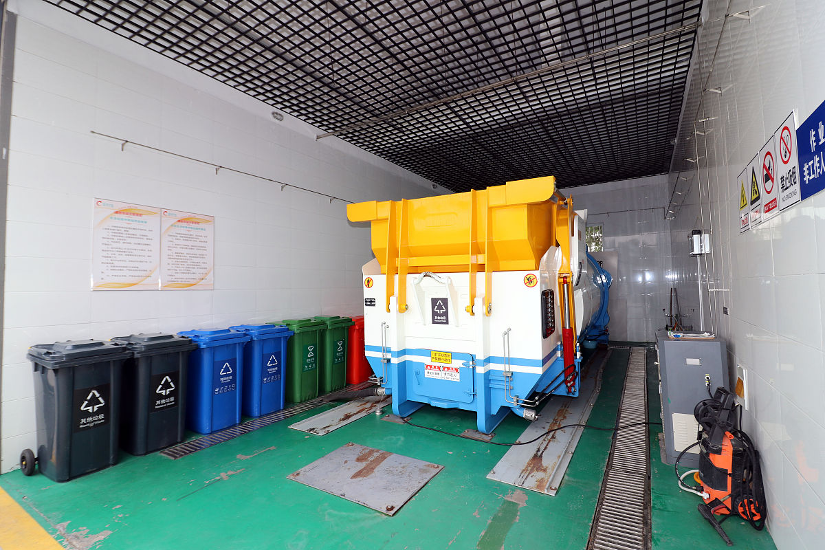 我是一名学校总务处工作人员需要制定一份食堂垃圾库简易管理规范