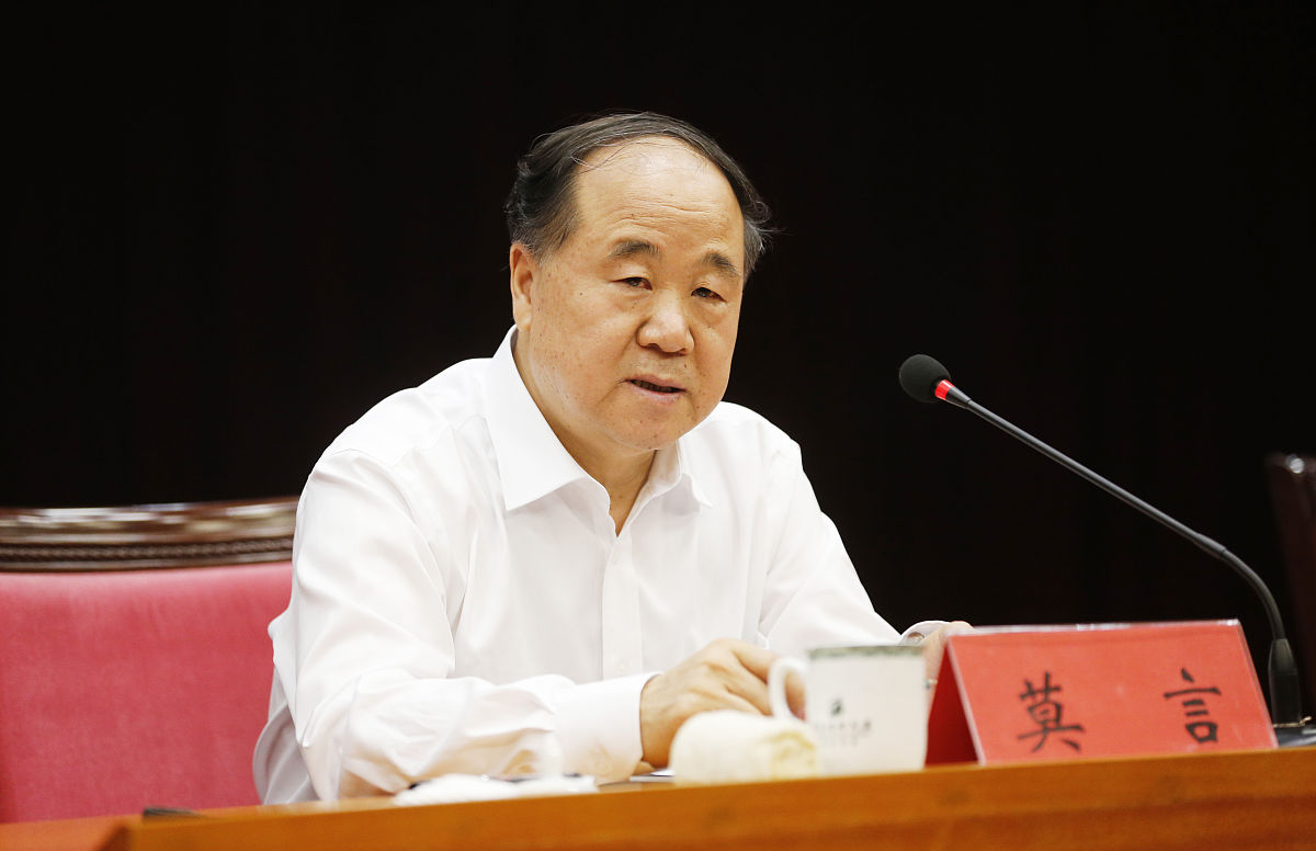 2014年06月06日,山东省青岛市,莫言举办题为《<strong>小说</strong>与故乡》的讲座.