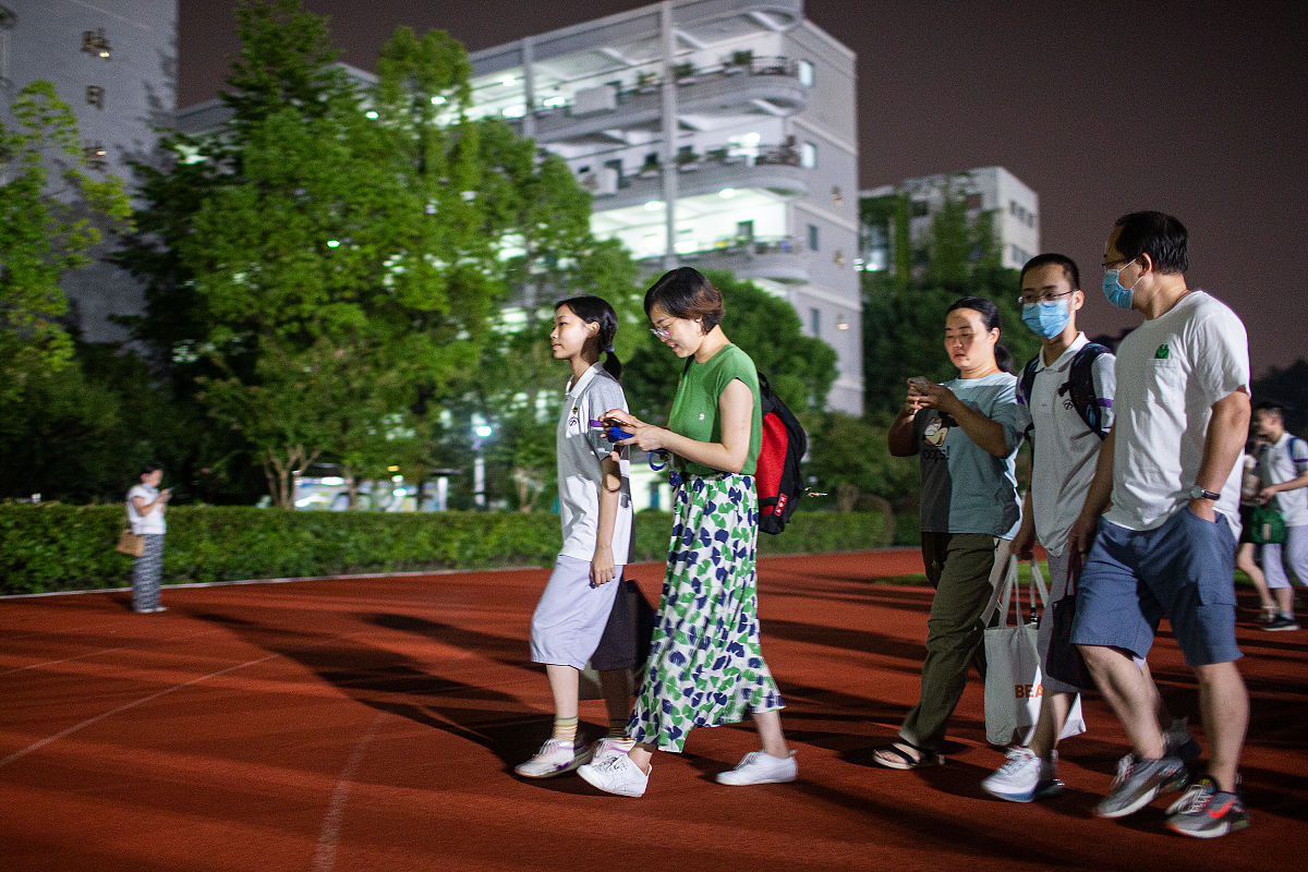 2021年9月2日,杭州市采荷中学,初三学生晚自习结束后,家长接孩子放学
