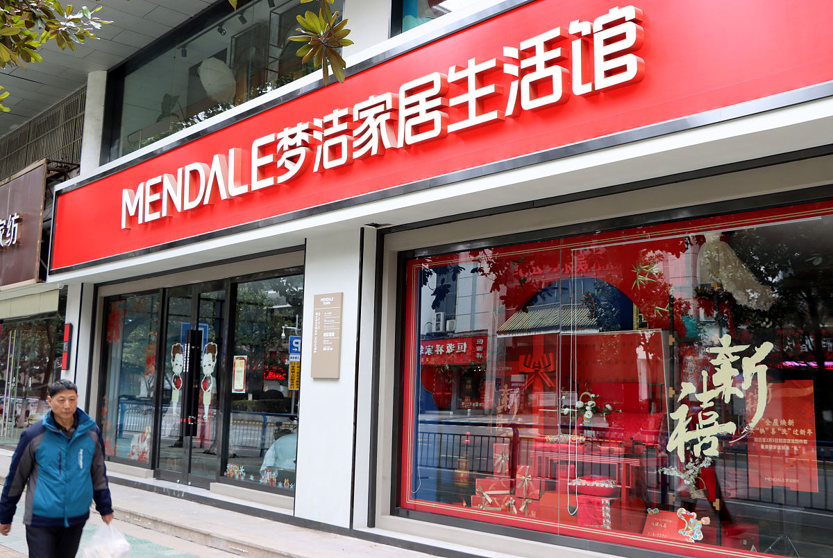 以下内容降重在壹玖壹玖的战略目标下公司快速发展线下店面经过几年的时间公司的直营店和直供店已经稳居全行业第一名。同时公司实行精细化布局在一二线城市扩展直营店在三四线设置仓库目前线下实体店实现了覆盖全国。公司除了拥有自己的线上平台还加强与其他平台的战略合作线上平台也具有一定的规模公司线上线下的全方位辐射增加了用户的使用频率从而形成了一定的规模屏障
