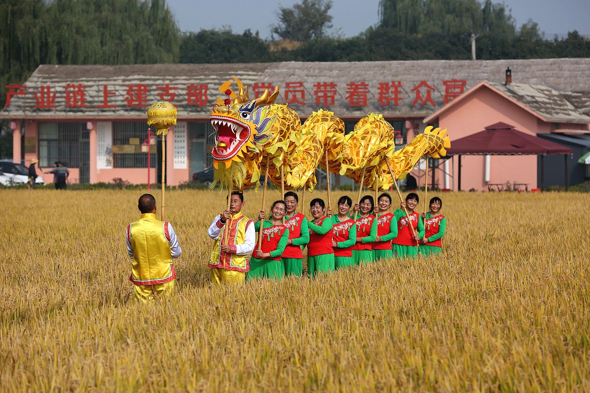 建三江 首届开镰节 写一篇文章 要求体现 大农业 特色 文风 生动 新闻稿 胜利农场作为主办方 暨 长乐食品 推介会。 此次活动由北大荒集团建三江分公司主办、胜利农场承办北大荒食品集团、北大荒融媒体发展有限公司等协办此次活动的举办实现了基地与龙头企业联盟发展推动了农业生产与农业旅游相互促进、品牌宣传与产品营销齐头并进。而我是长乐食品的品牌方 现在请以长乐食品 的角度 写一篇建三江 首届开镰节：展示