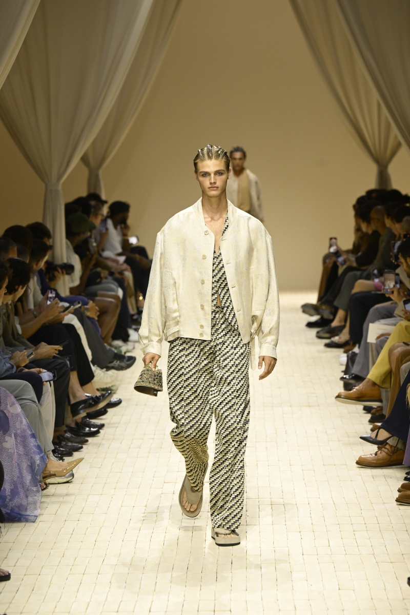 根据以下内容编写一篇时尚资讯不少于五百字用中文回答： Acne Studios 2024 春夏男装系列与瑞典陶瓷／玻璃艺术家Per BSundberg特别合作服装上可爱的动物和变形如幽灵般的图案用创新的艺术手法呈现特有的气氛。浅色牛仔上的提花像一张破旧的明信片印有自己作品的拼贴画形成拼接面料创造了一种meta-vintage的混合复古风格。通过丰富的细节和配色营造出一系列极具混搭层次感的作品。