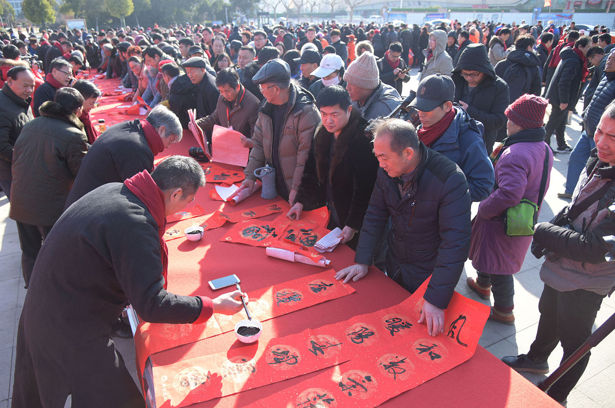 2018年2月3日,在徐州市泉山区科技文化广场,书法家现场为市民书写春联