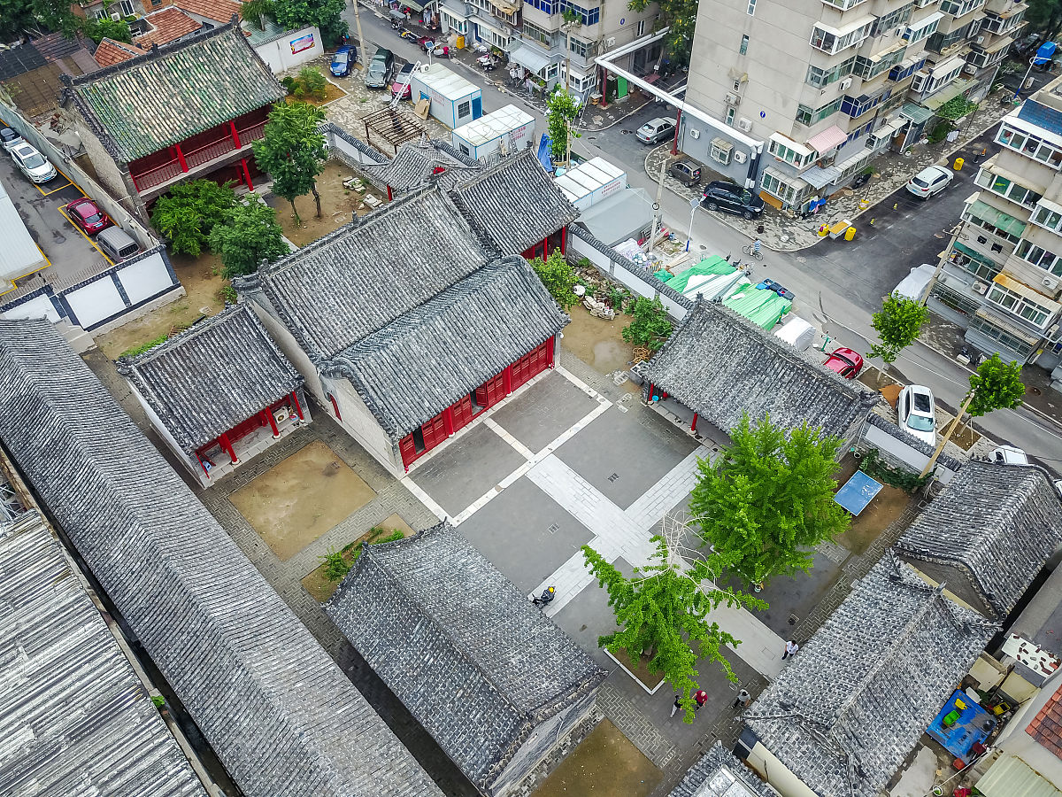 工程影响因素多概括起来可归结为以下五个方面分别是劳动主体——人Man、劳动对象——材料Material、劳动手段——机械Machine、劳动方法——方法Method及施工环境——环境Environment。	在工程质量形成的系统过程中前两阶段对于最终产品质量的形成具有决定性的作用而所投入的物质资源的质量控制对最终产品质量又具有举足轻重的影响。所以质量控制的系统过程中施工单位无论是对投入物质资源的控