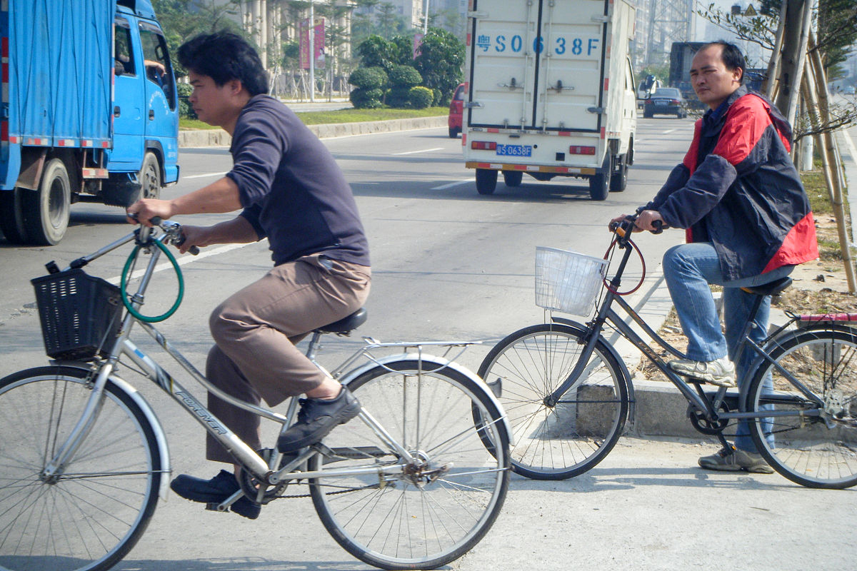 帮我把以下内容写得更生动：用尽了吃奶的力气帮不会骑车的客户扶着车缓慢前进并且耐心叫她骑车
