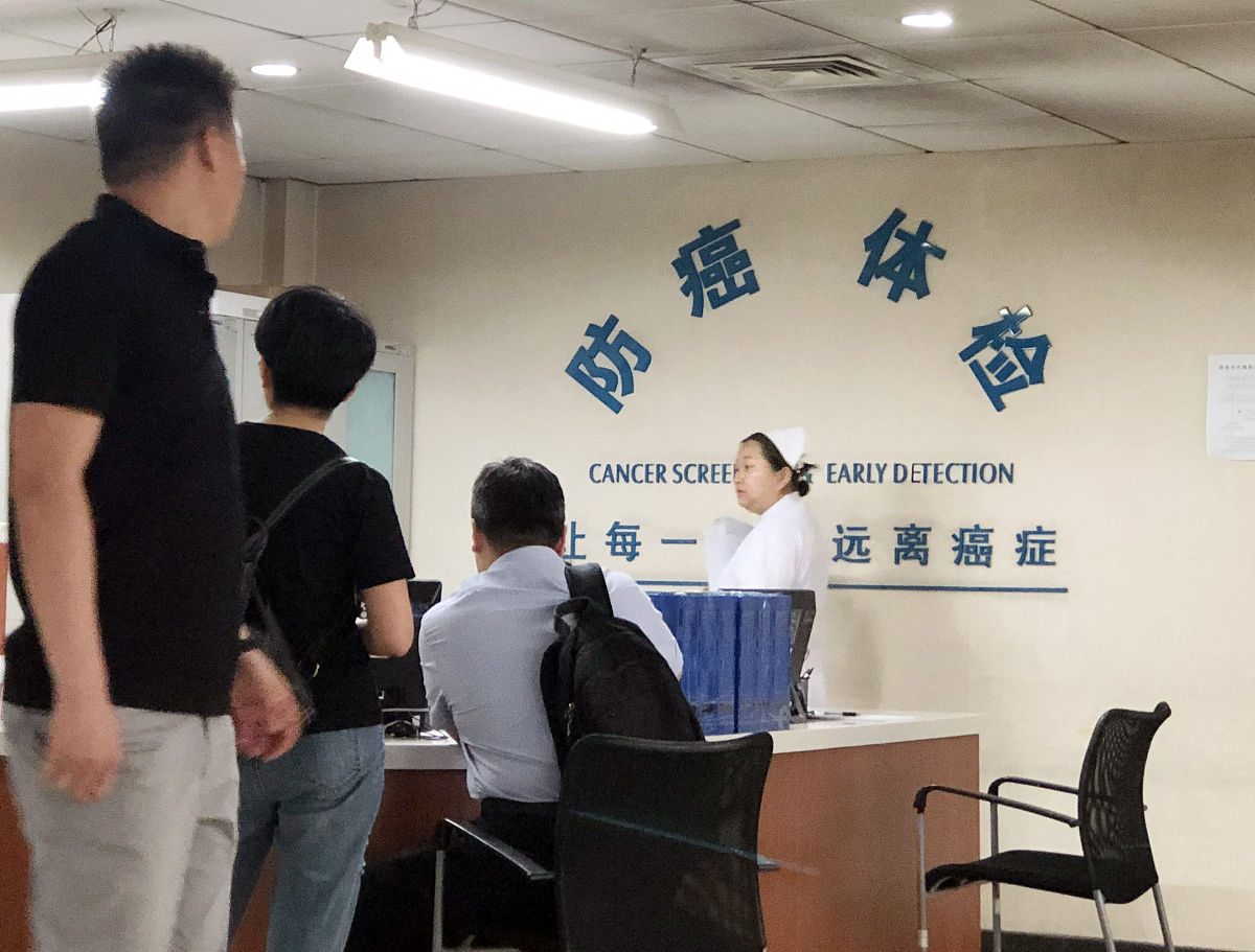 给以下文案写一个标题党的标题年纪越大结节恶性可能越大？ 这样说有一定依据但并非完全准确。肿瘤的发生是由外界致瘤因子对机体的作用引起的长期刺激会导致细胞的正常生长失去调控形成克隆性增殖最终形成肿瘤这是一个长期慢性过程。随着年龄增长致瘤因子在机体中的作用时间越长肺癌发生的可能性也越高。据我国肿瘤监测数据显示肿瘤的年龄发病率在40岁后开始快速上升80岁年龄组达到高峰。肺癌是目前发病率和死亡率均位居首位的