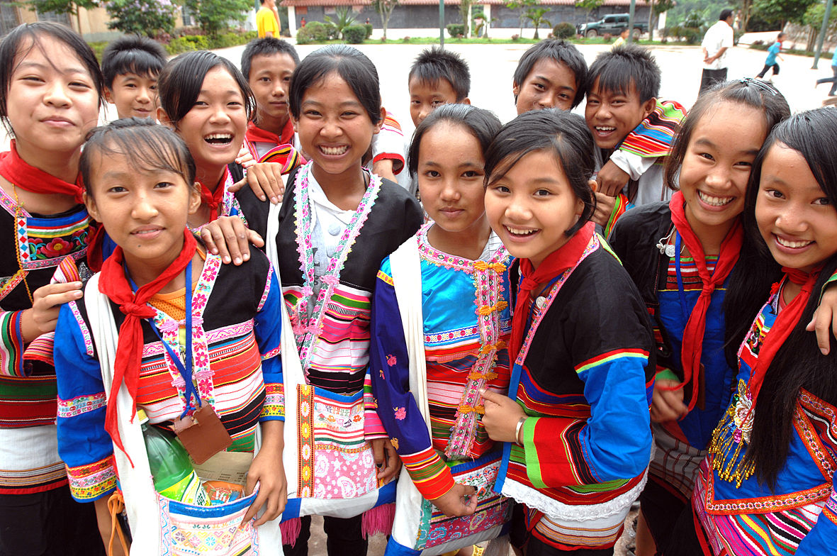 写一个关于傣族民族服饰演变的论文1000字