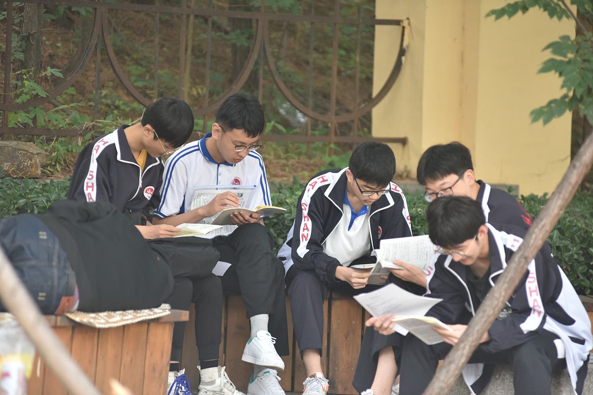 2019年6月8日,高考第二日,在青岛市第二中学考点外,家长,考生表情各异