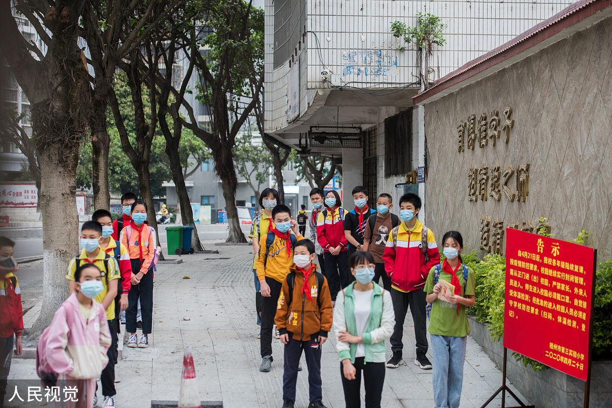 用现代汉语翻译这段古文：古孝子之庐墓以生人暱亡亲也鄞县曹君兰彬营生圹于父墓之侧筑室名曰乔荫山庄变庐墓之迹日月过从盖终身庐矣又不已复请铭于余鸣呼预凶事非礼也君健在余进以铭幽之文不其颠乎虽然人之恋亲第知有亲之恩何必自虞其陨君既不以为凶则深佩其孝因为之辞曰：君名显英兰彬其字也籍吴而迁鄞遂世为鄞人其先勋则宋大将曹公彬也祖名焕父雨岑先清至同知赏孔雀翎君少朴啬而精健舍儒业而就贸迁年三十一丁外艰商埠中享大名者乃