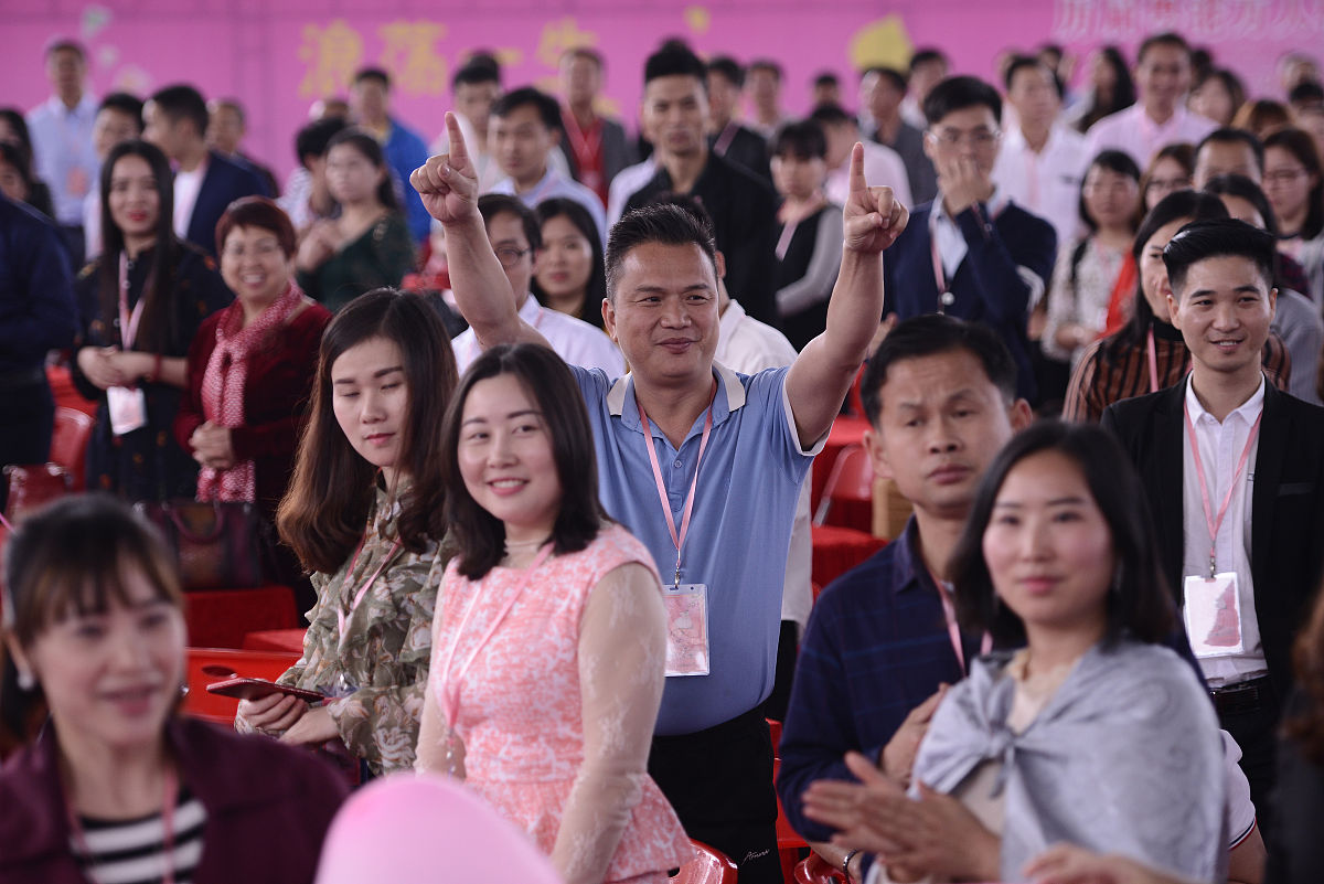 老师说：康康爸爸我们毕业典礼有个节目需要男家长表演你来哈。如何委婉拒绝让老师觉得合情合理。