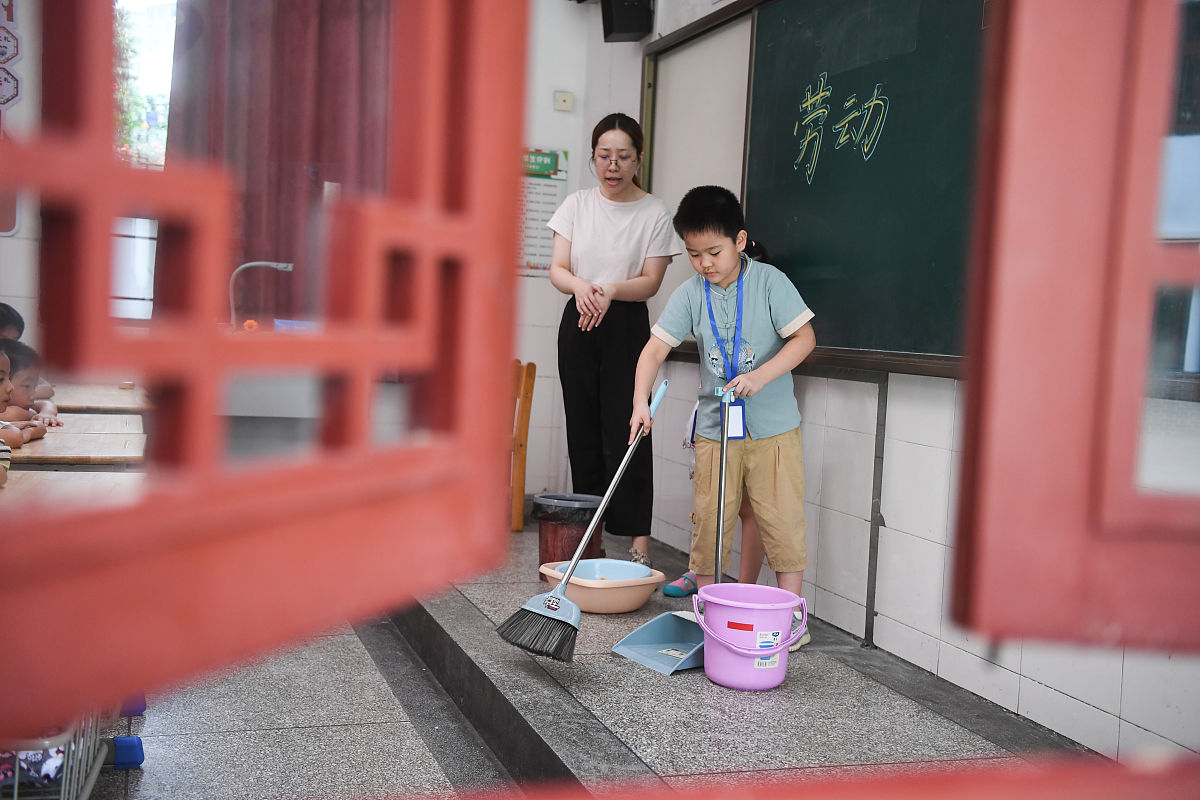 学生信息表字段说明 - 学生编号、姓名、性别、出生日期等