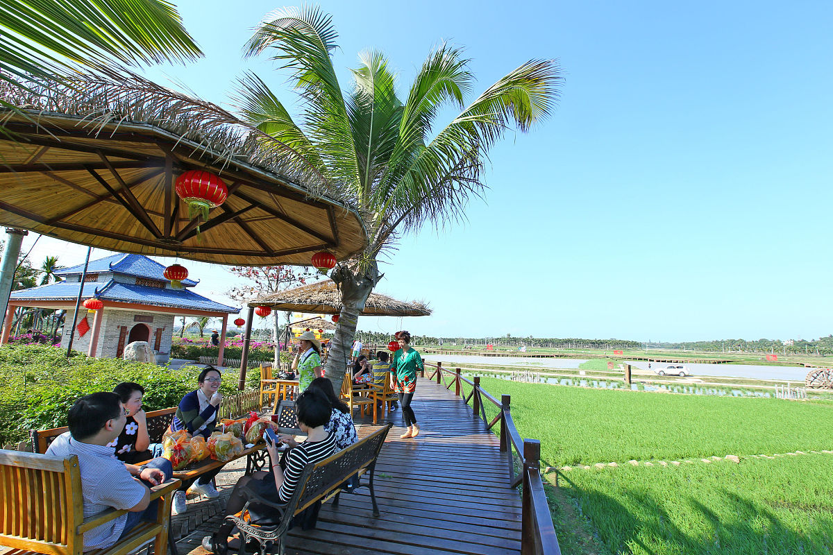 海南特色农庄设计可落地的文旅方案 择其一农庄进行落地转化方案撰写要求与海洋科技或文化相结合作品提交要求：包括但不限于方案现状背景、方案思路、具体方案、可行性分析以海洋文化为牵引创新设计为导向 一到两万字