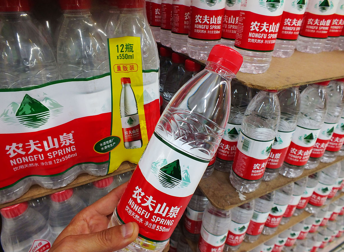 在不改变愿意的情况下缩写：老沈总沈代青看着窗外的落日夕阳一路走来他见证了龙王泉富硒矿泉水公司从一个简陋的水厂发展为现在技术先进的优质矿泉水公司从产品特色创新到转型升级的艰辛历程就像是看着一个孩子从姗姗学步到独立行走的成长之路。老沈总的心里五味杂陈眼前浮现出经历过的一幕幕画面二十几年逐梦硒望的特色创新创业历程像涌泉般浮现在眼前……安康龙王泉富硒矿泉水有限公司安康市青莲饮料有限公司从 2001 年 8