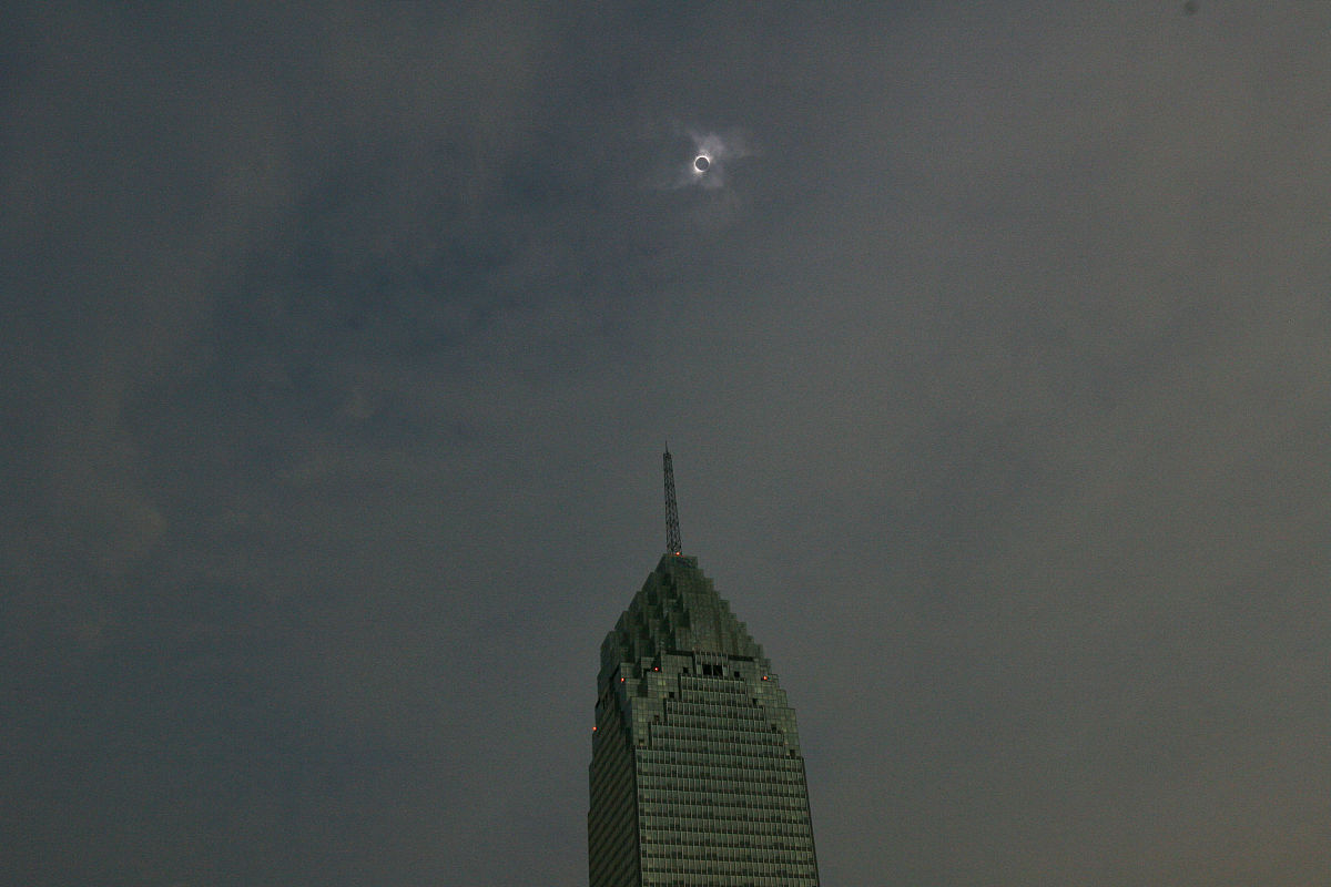 2009年7月22日上午,湖北武汉.汉口西北湖广场附近,日全食开始后人们身