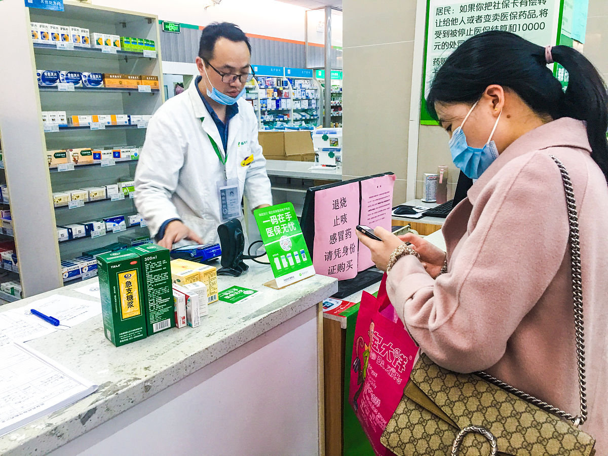 药房坑了多少老百姓？今天这个视频我必须要放我的朋友去药店买药却被一个推销员缠着问了一堆的问题然后给配了一堆的药幸好我朋友们听从他的建议结果这个推销员的脸拉的比驴脸还难看。这个药店原本是为了救命于人的在过去这个药房写的是什么但愿世上无鸡苦宁可架上药生成。但是到了现在呢药店里面挂满了各种打折的甚至藏起来了正规厂家的药。为什么会这样？因为这些小厂家的药利润高呀药量不足甚至会使用劣质的药材或者其他的成分。