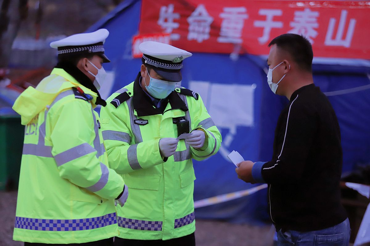 交警暖心救援：车辆故障，温暖相伴