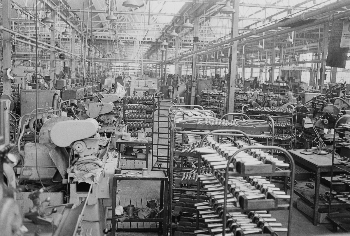 在18世纪后半期英国率先完成了产业革命使得其在西方资本主义强国中名列前茅。这一发展不仅在国内造就了经济的繁荣而且在国际上也彰显了英国的实力。