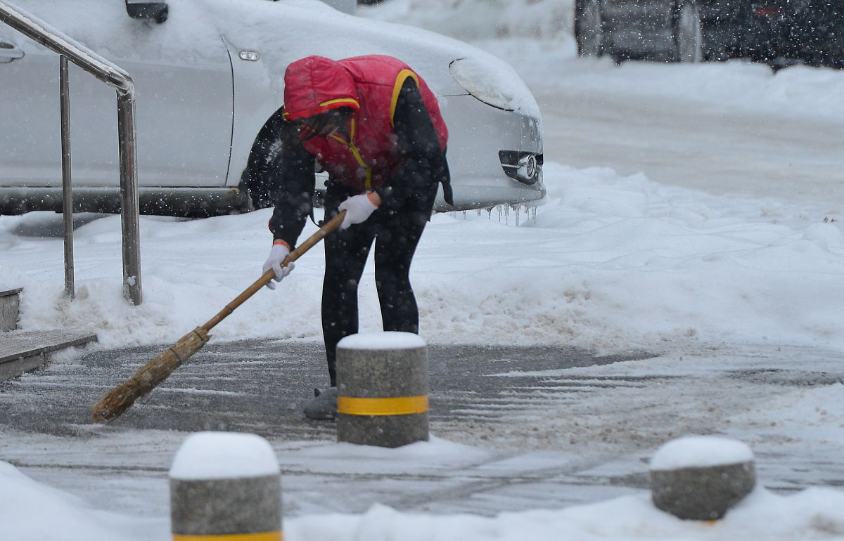 附近的吹雪工：寒冷早晨的温暖奉献