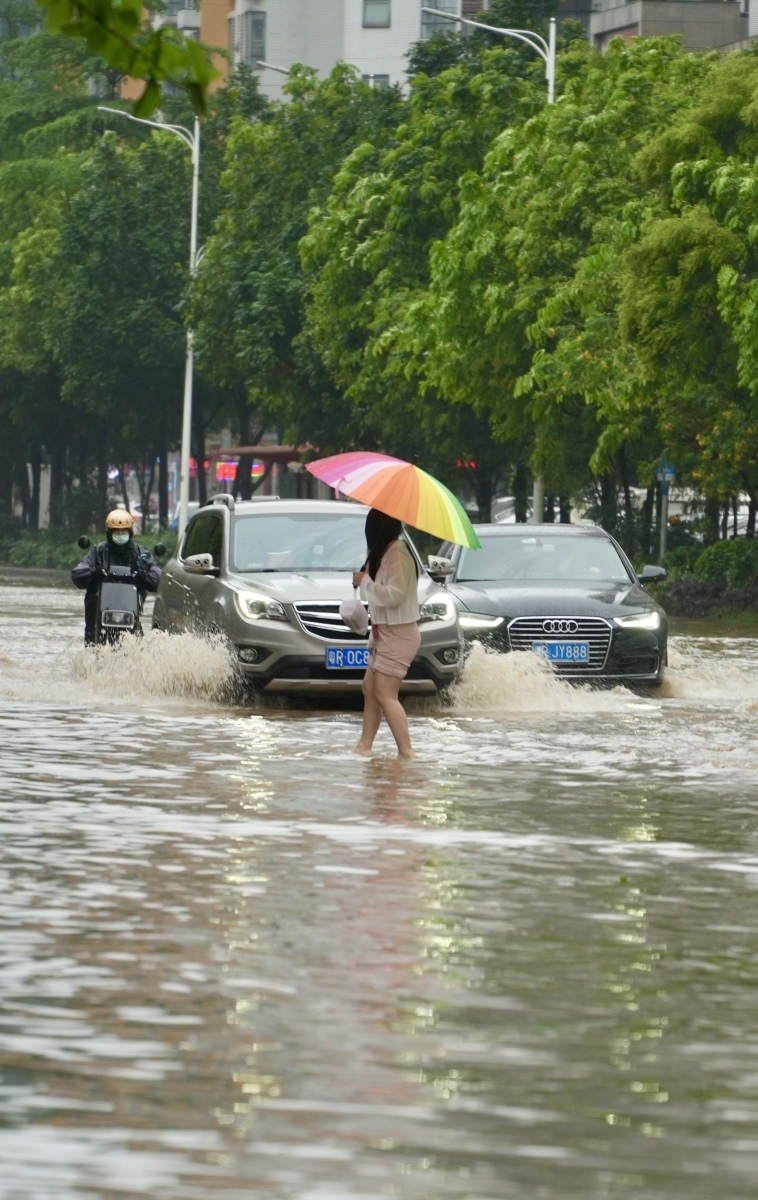 广西钦州这场暴雨真是让人捏把汗啊!