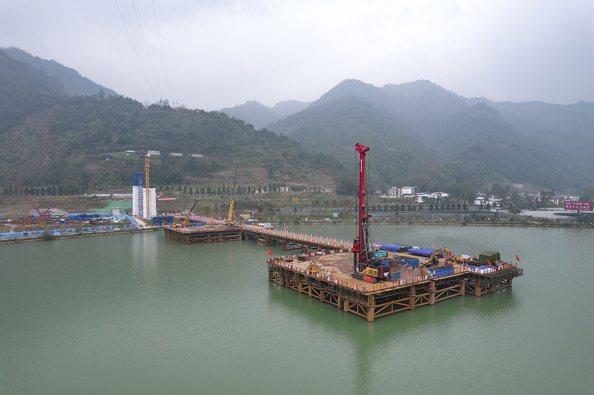 四川铁路学校招生身高要求：男生165cm，女生155cm