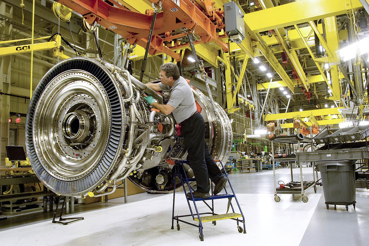 改写这段话：从图217和图218可以看出随着进气温度的增高发动机缸内最高压力和功率均有所减小CO排放量略有增加。因为高进气温度会导致空气密度下降发动机进气不足缸内最高压力、输出功率有所下降CO排放增多。