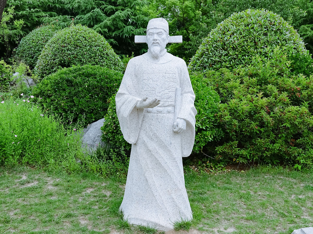 2020年06月13日,青岛,海瑞塑像.