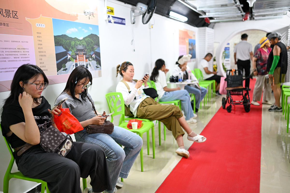 帮我以大学生视角师写一篇关于创办摄影工作室的一篇一千二百字左右的走访报告。按照以下框架填写。一：创业地点二：创业者与创业团队 1创业者2团队组成3团队成员个体优劣势分析4团队分工5 团队总体分析。三：创业动力与创业类型四创业过程的特征。五创业精神。六创业资源。七创业风险的识别和规避。