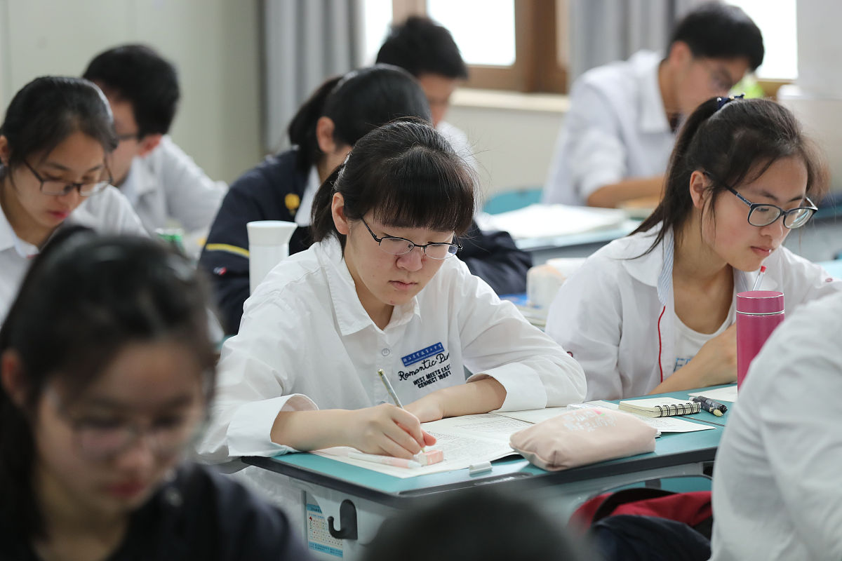 2018年6月4日,浙江省宁波二中,高三的同学在进行最后的紧张复习中.(宁