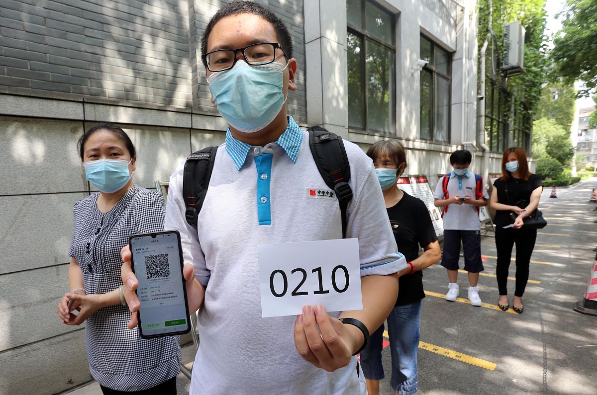 第二次实践是撰写创新创业训练项目申请书属于个人作业这次我选的项目是关于遗体捐献的内容《大学生对生命意义的深层理解与大学生命教育———以湛江市大学生遗体捐献认知与态度调查为依据》。在上创新课期间一直在看关于生与死的纪录片而萌生这个选题想法。有这个想法就去寻找关于这些的相关资料以及相关文献参阅别人的申请书撰写大体内容