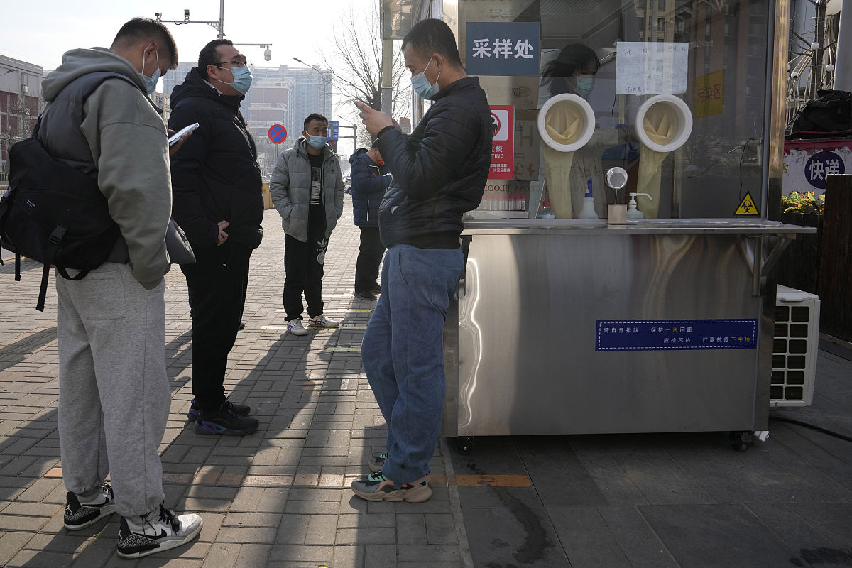 2022年1月18日,北京,当地民众进行新冠检测.据北京市卫健委网站消息,1