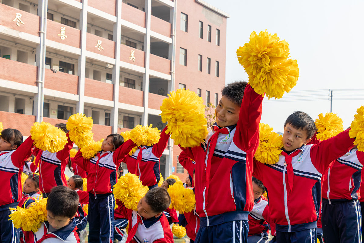 2021年12月8日,江西省吉安市,新干县实验小学开展校园啦啦操大赛.