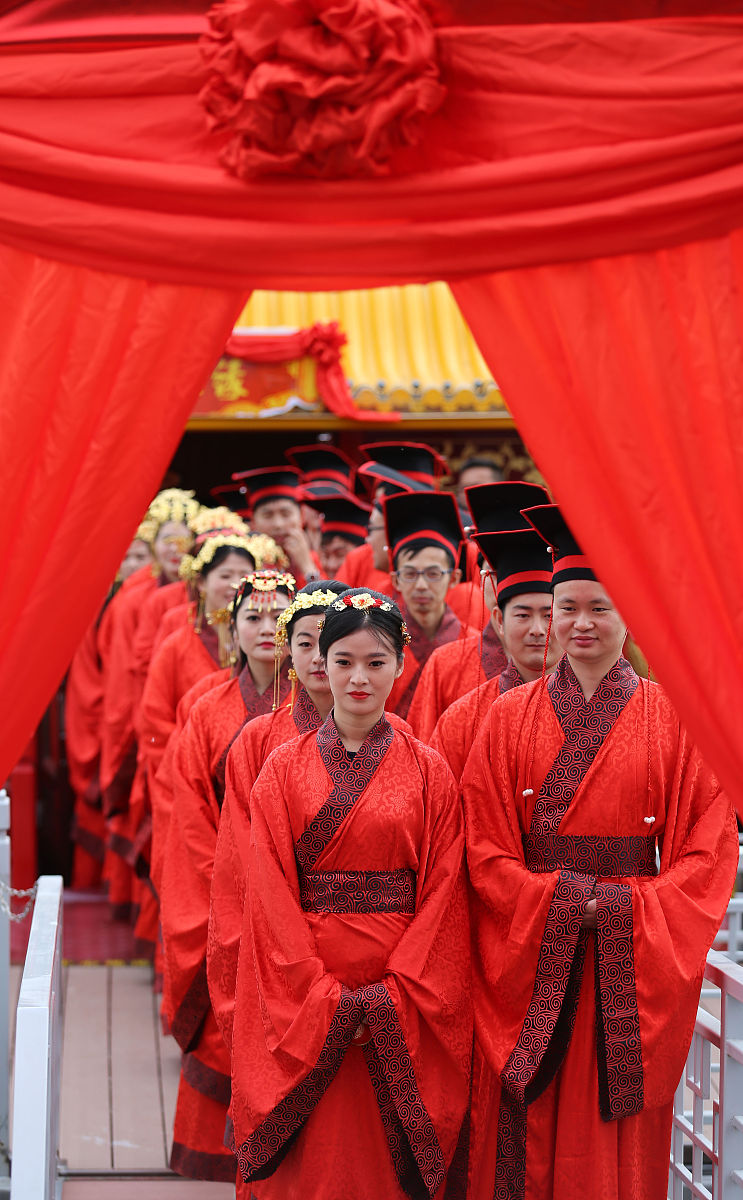 四、古今中国婚姻成立的比较- 婚姻制度的异同点- 婚姻的目的和意义的变化- 婚姻形式和程序的变化- 婚姻限制和禁忌的变化每个标题具体分析展开写