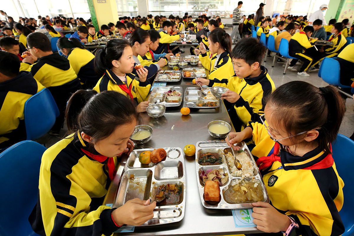 小学餐桌：资本入侵还是守护健康？